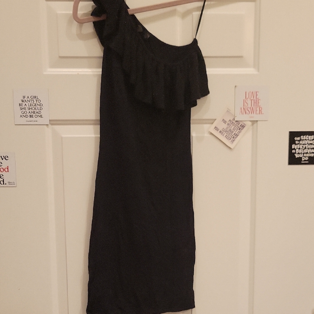 Divided Elegant Black One-Shoulder Dress